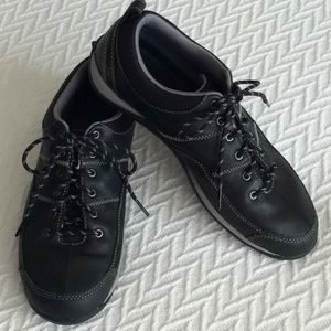 Women’s LLBean size8 1/2 M Black Sneakers